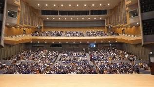 講堂にいる人たち

低い精度で自動的に生成された説明