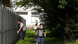 庭に立っている男性

中程度の精度で自動的に生成された説明