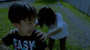 草を食べている子供

自動的に生成された説明