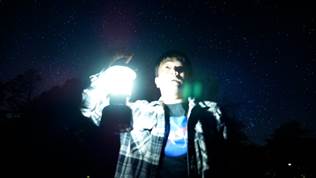 暗いところに立っている男性

自動的に生成された説明